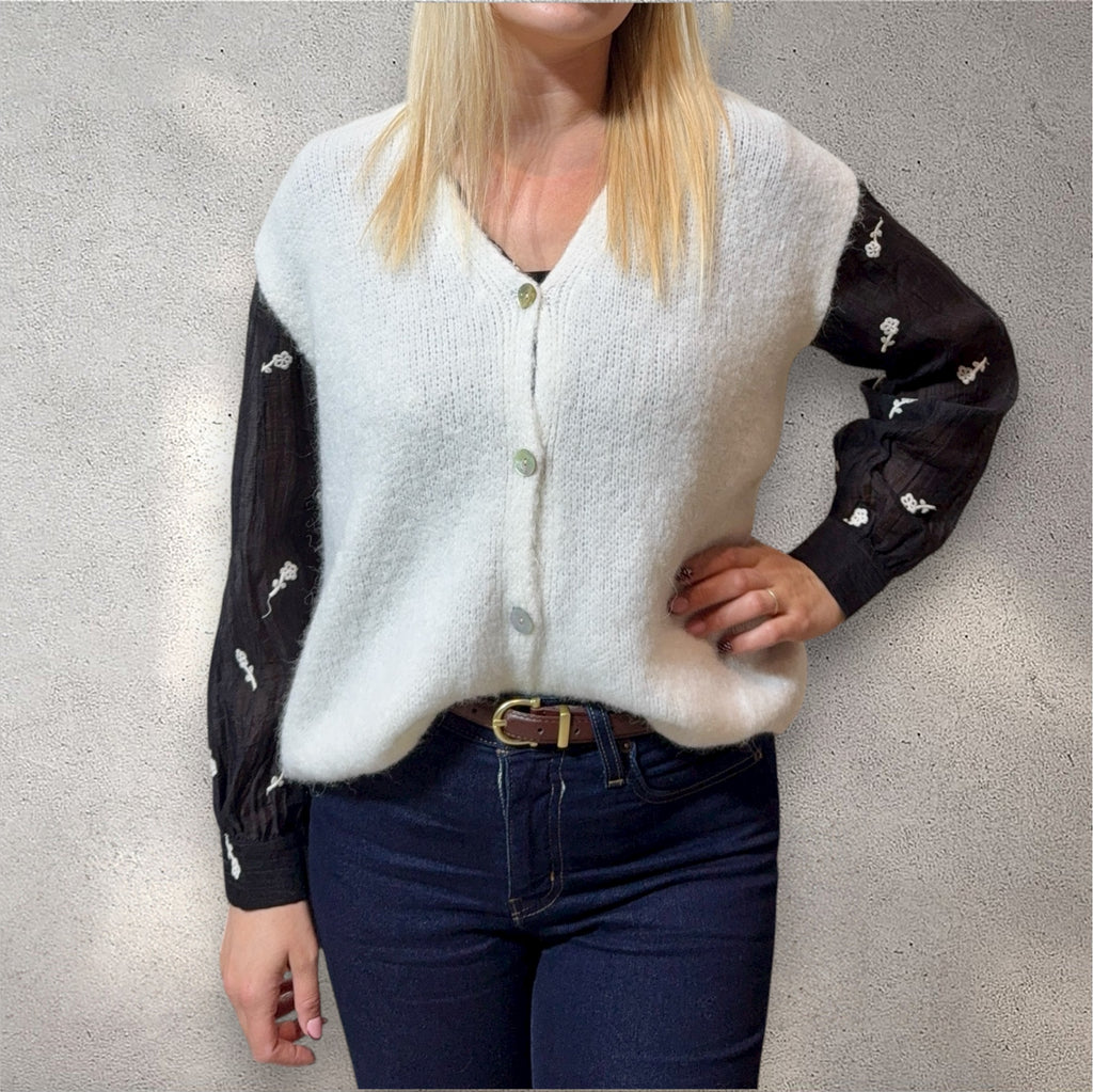 Blouse légère noire avec broderies fleuries
