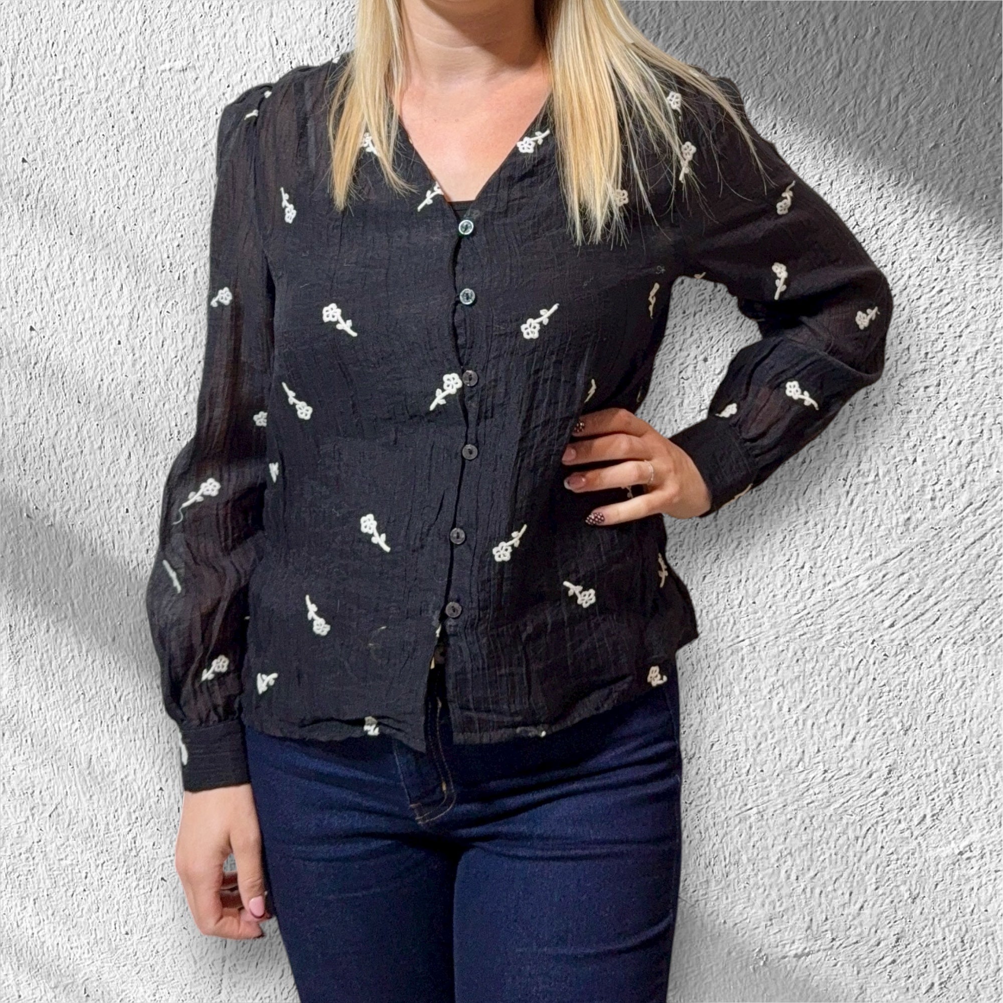 Blouse légère noire avec broderies fleuries