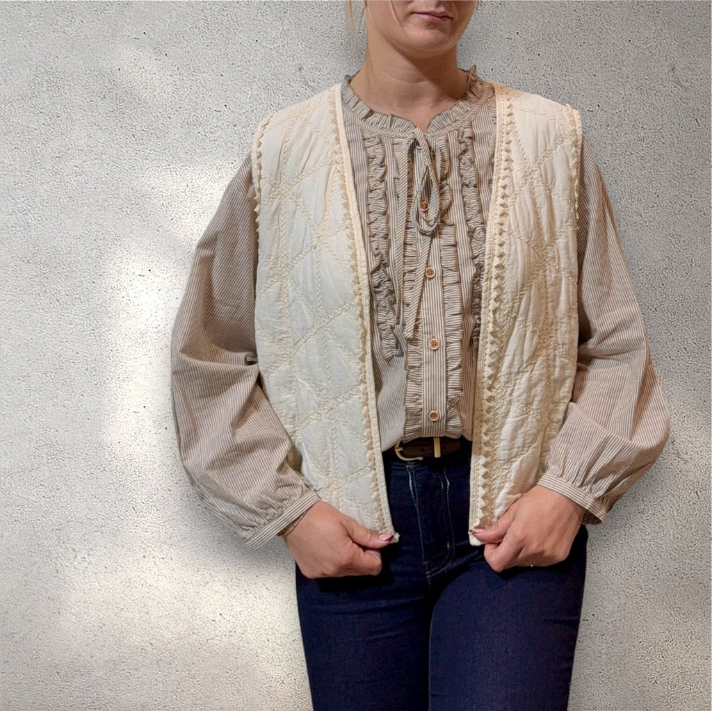 Blouse rayée beige à col volanté