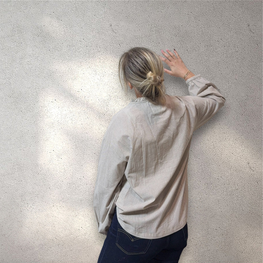 Blouse rayée beige à col volanté