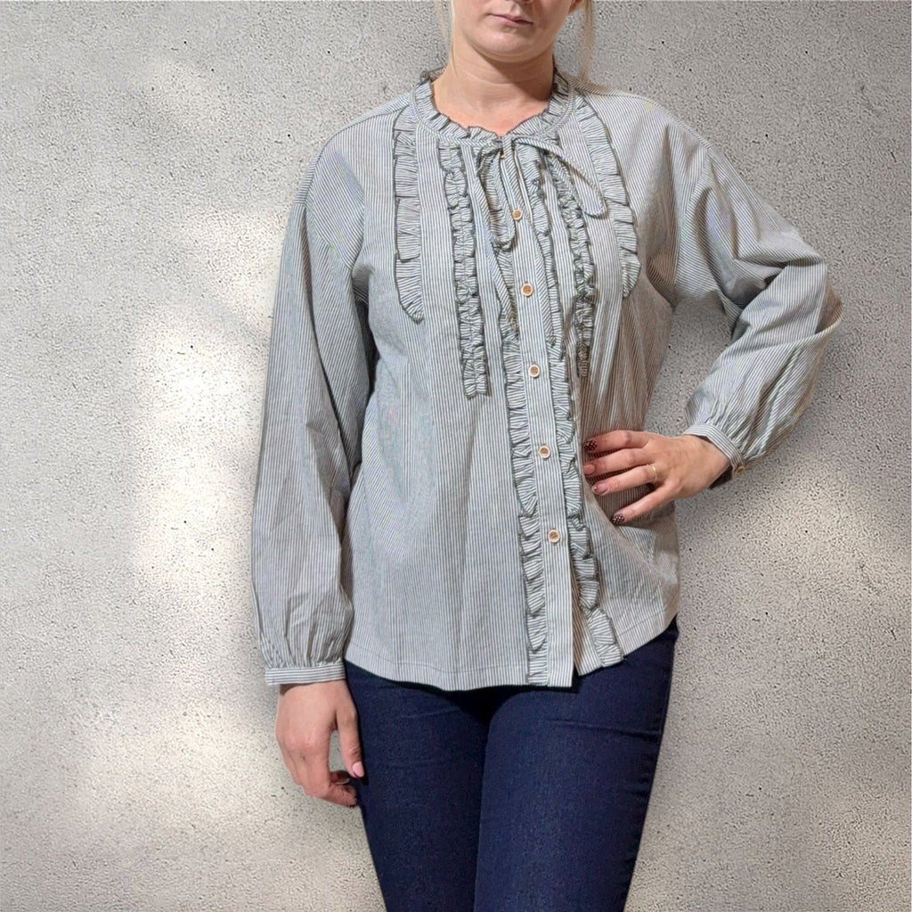 Blouse rayée grise à col volanté