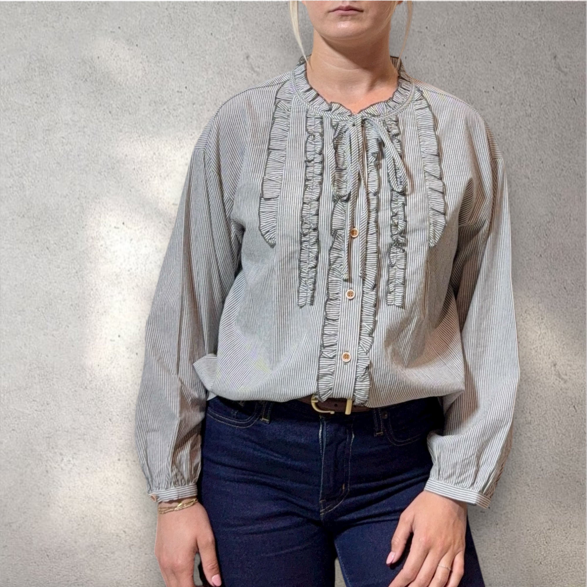 Blouse rayée grise à col volanté