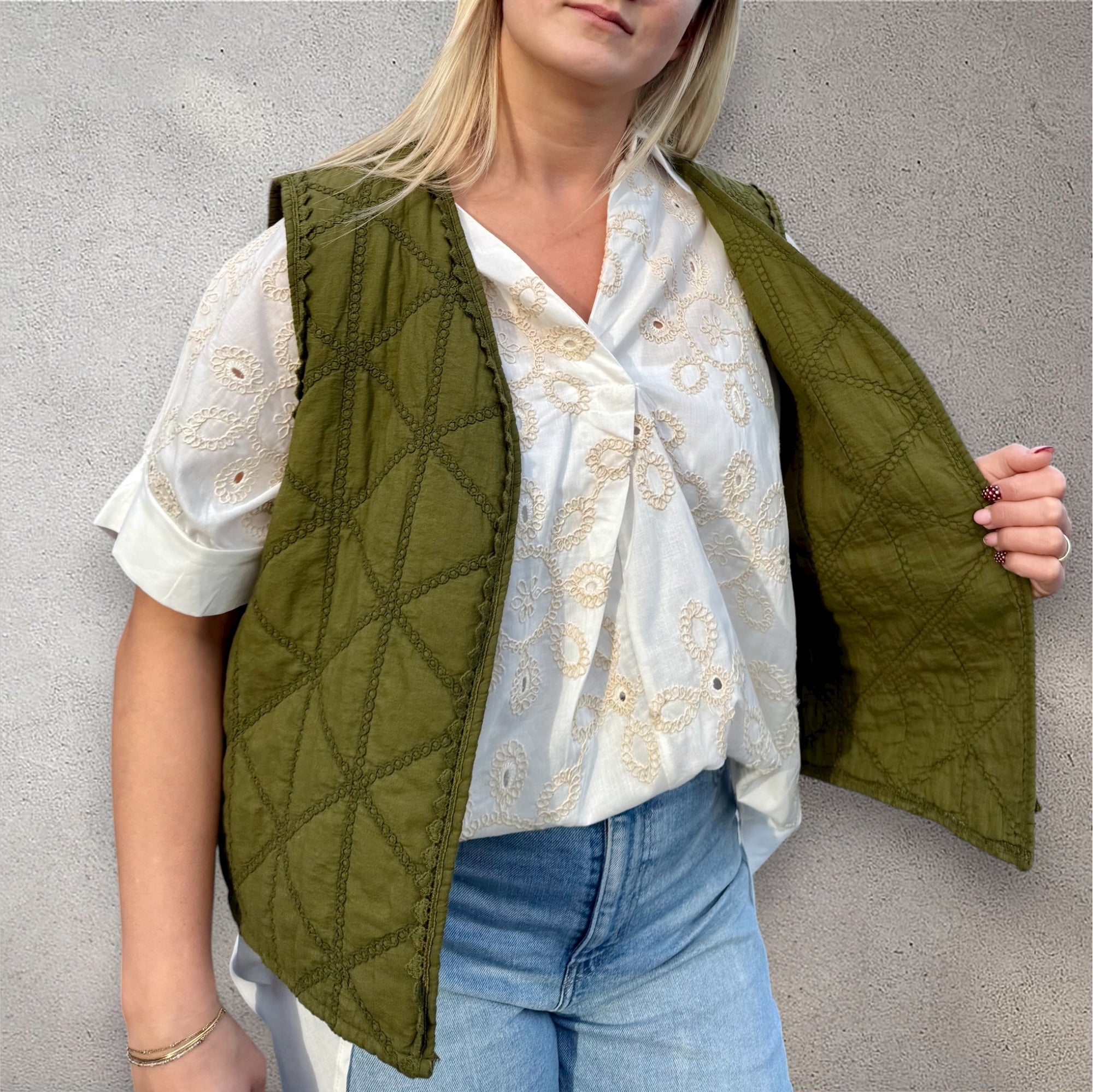 Chemisier asymétrique et broderies