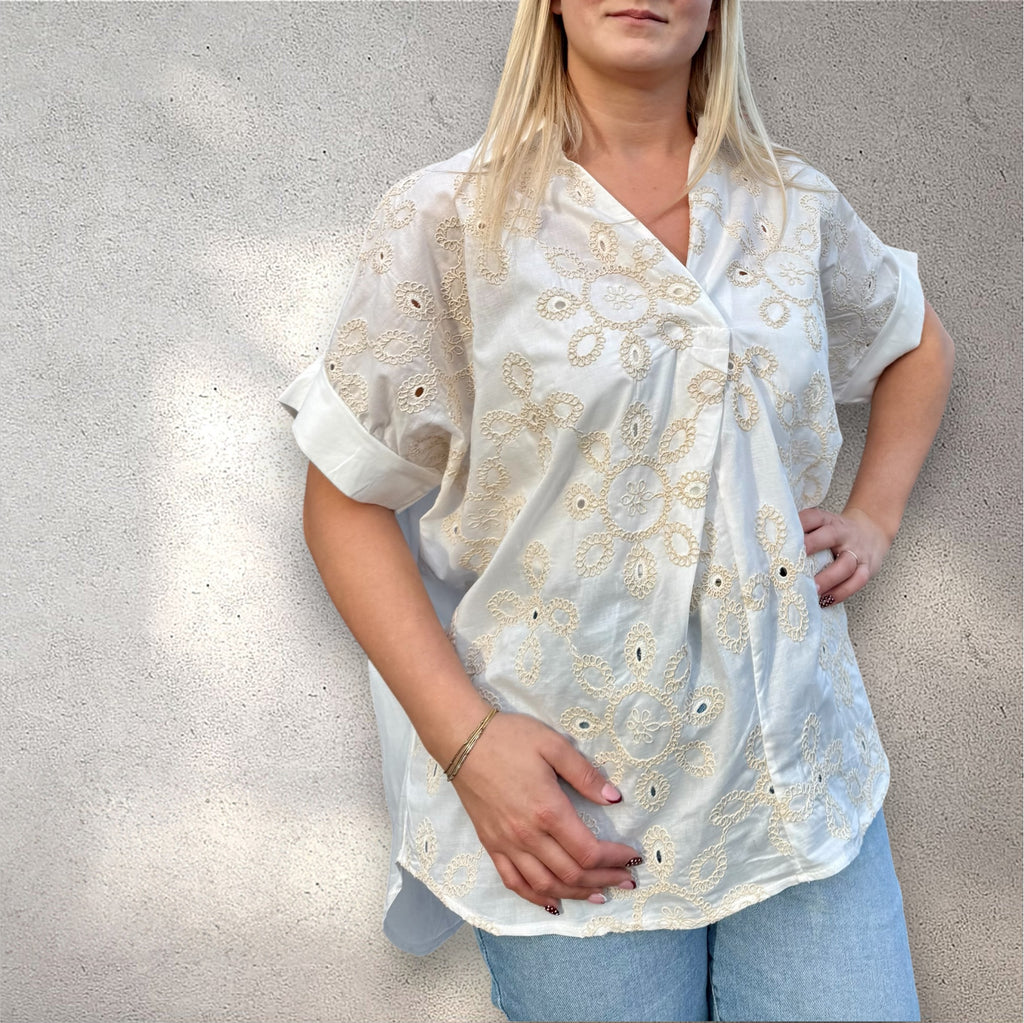 Chemisier asymétrique et broderies