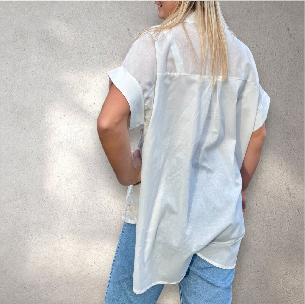 Chemisier asymétrique et broderies