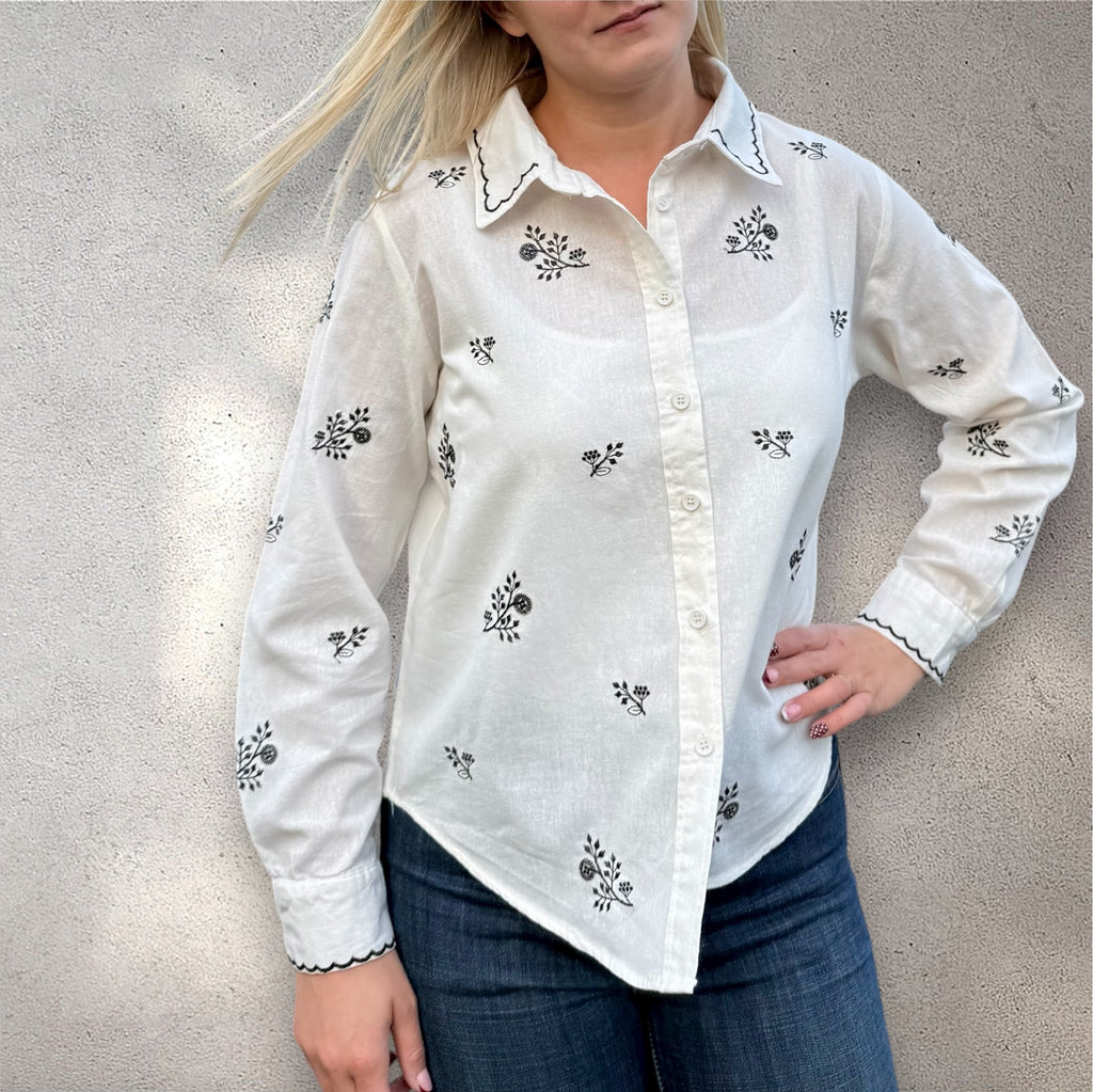 Blouse écrue à broderies fleuries
