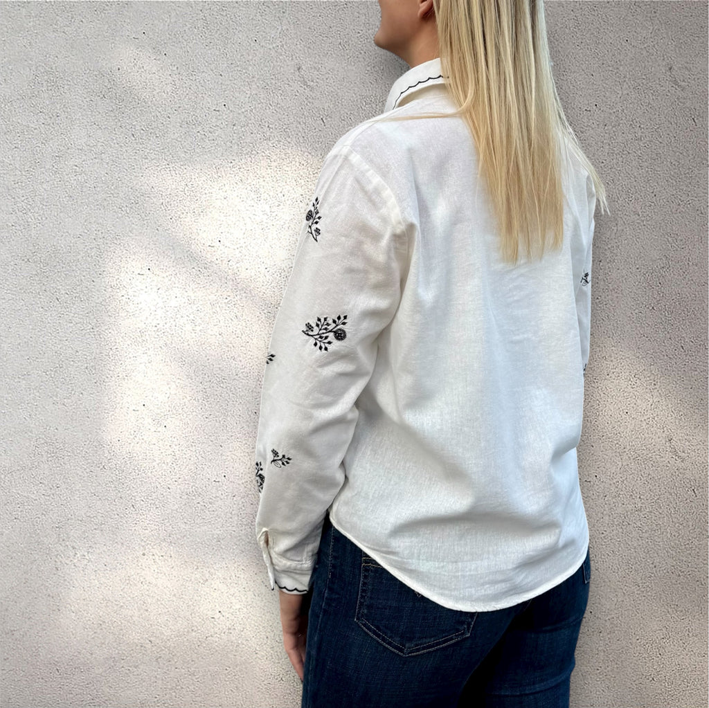 Blouse écrue à broderies fleuries