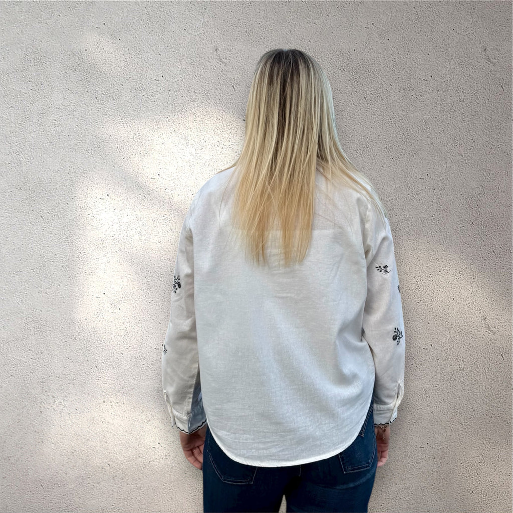 Blouse écrue à broderies fleuries