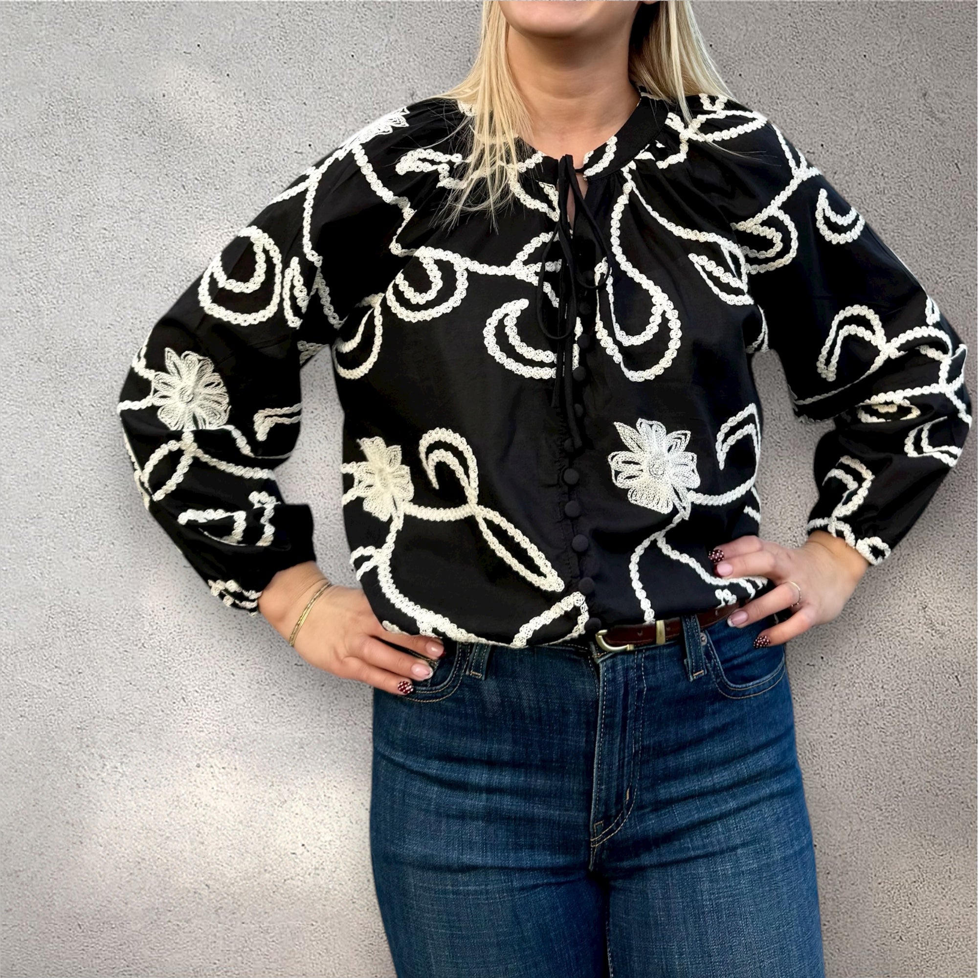 Blouse brodée bohème noire