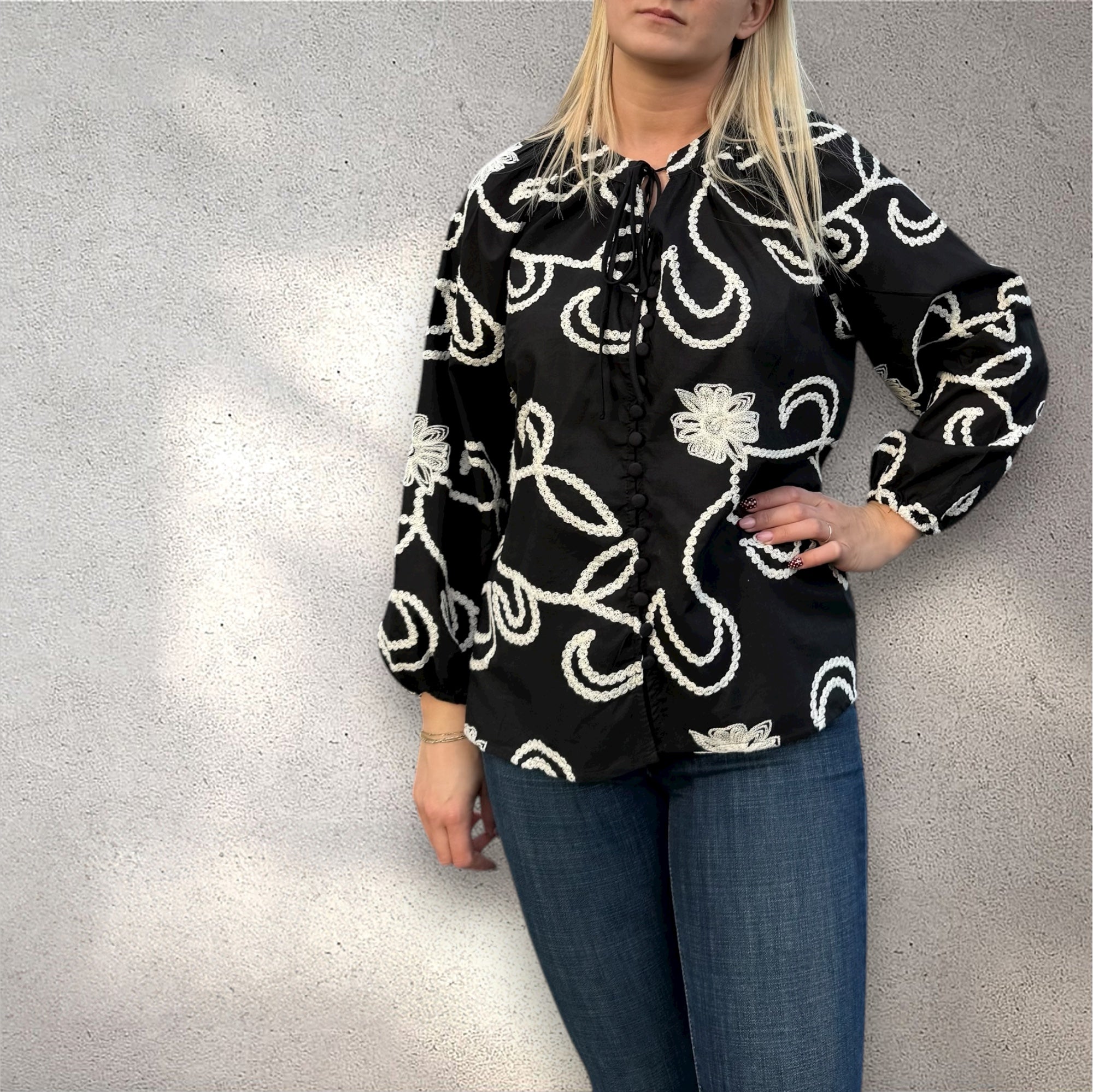 Blouse brodée bohème noire