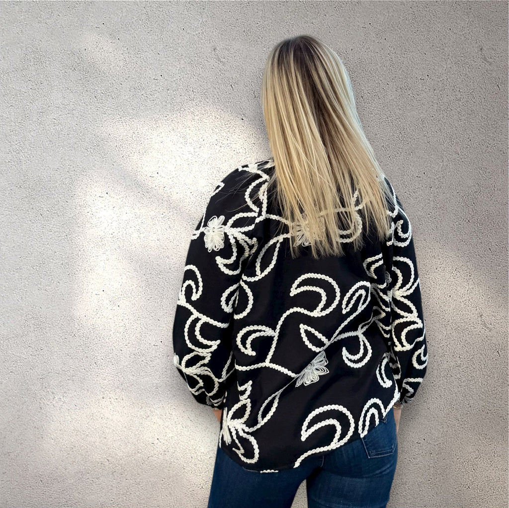 Blouse brodée bohème noire