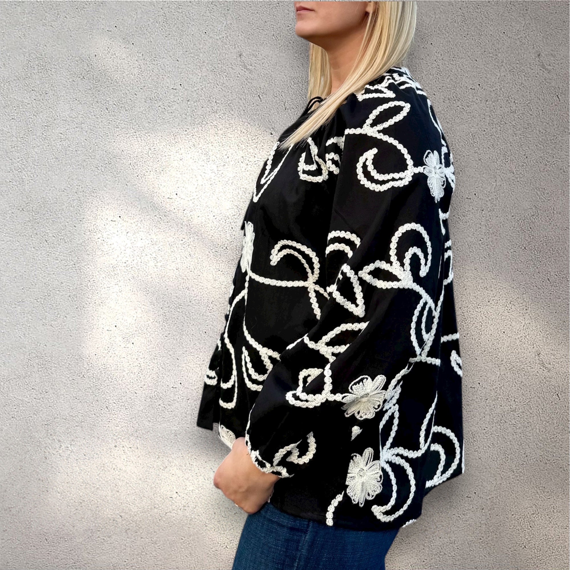 Blouse brodée bohème noire